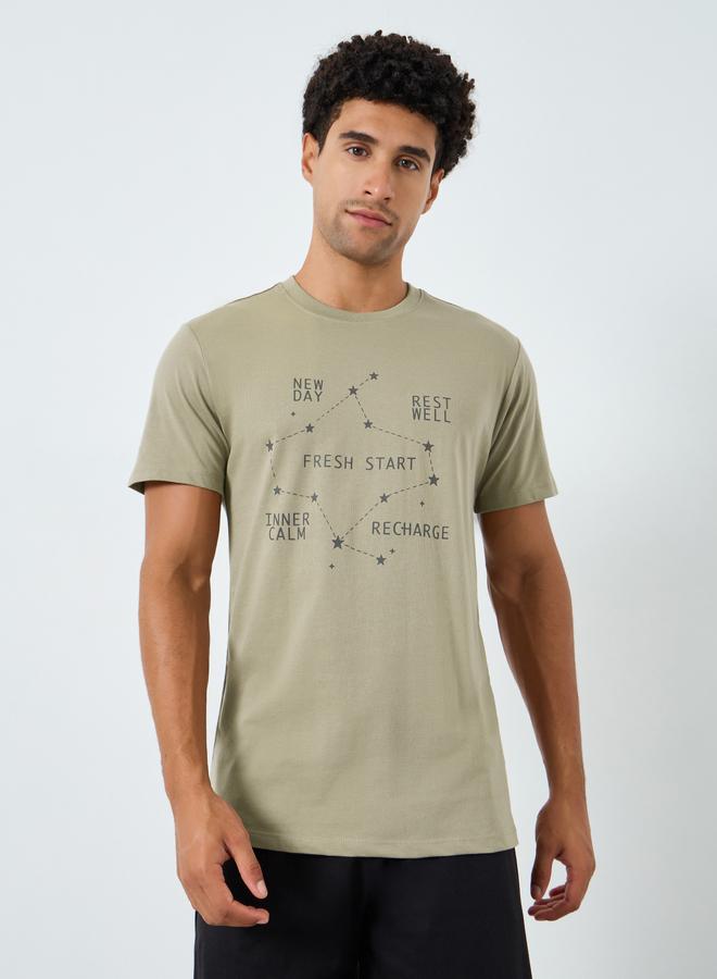 ستايلي طقم من شورت وتيشيرت محبوك مطبع للرجال - Image 1